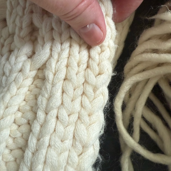 Banana republic, Elegant Cream Knit Scarf - Picture 7 of 9